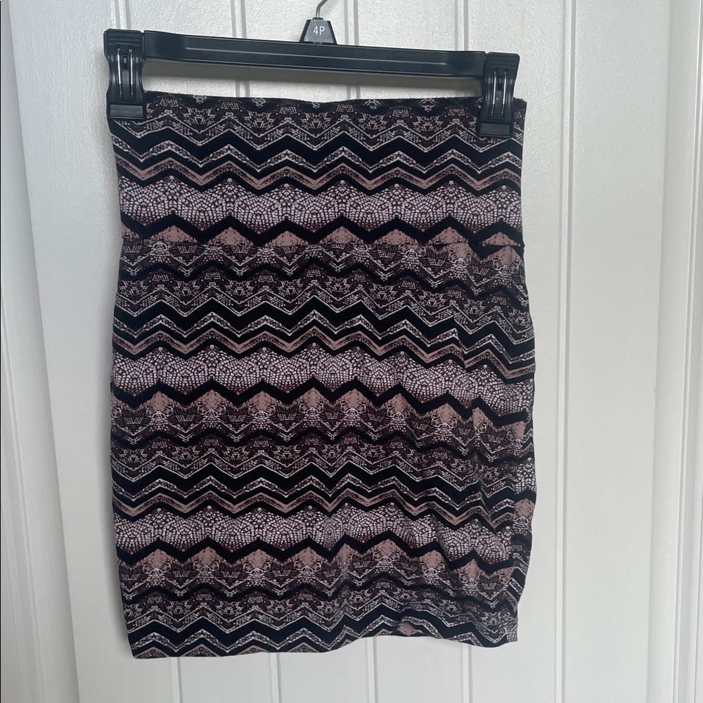 3/$15 🎉Charlotte Russe Black and Pink Zigzag Pencil Skirt small